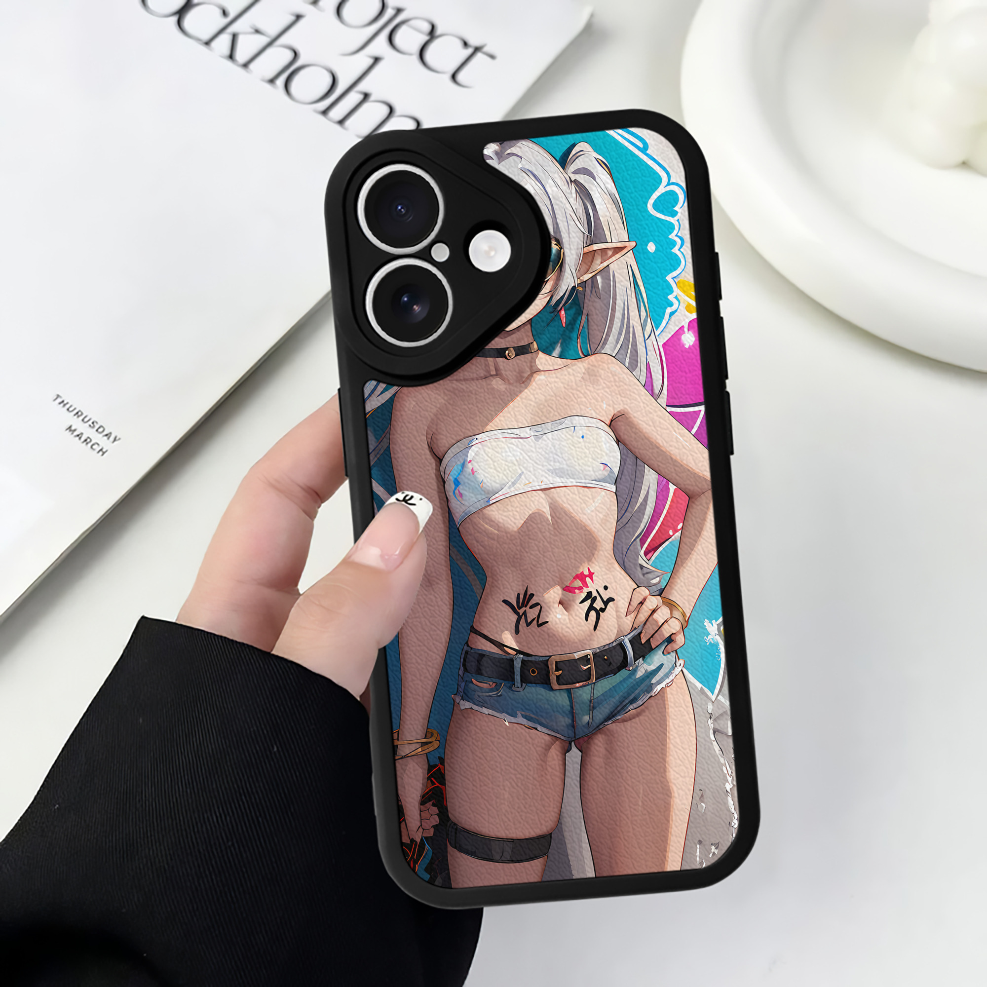 （画像用） 葬送のフリーレン Frieren 【iPhone 16シリーズ対応】シリコンスマホケース（レザー調） 材質：シリコン